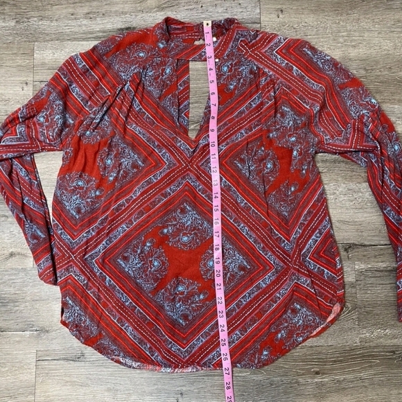 Free People Walking on a Dream Tunic Blouse Red Blue Geometric - Size Small NWT - Picture 9 of 10